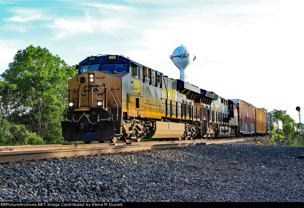 CSX 989 on M-300